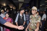 Akshay kumar snapped at the airport in Mumbai on 9th Nov 2012 (16).JPG